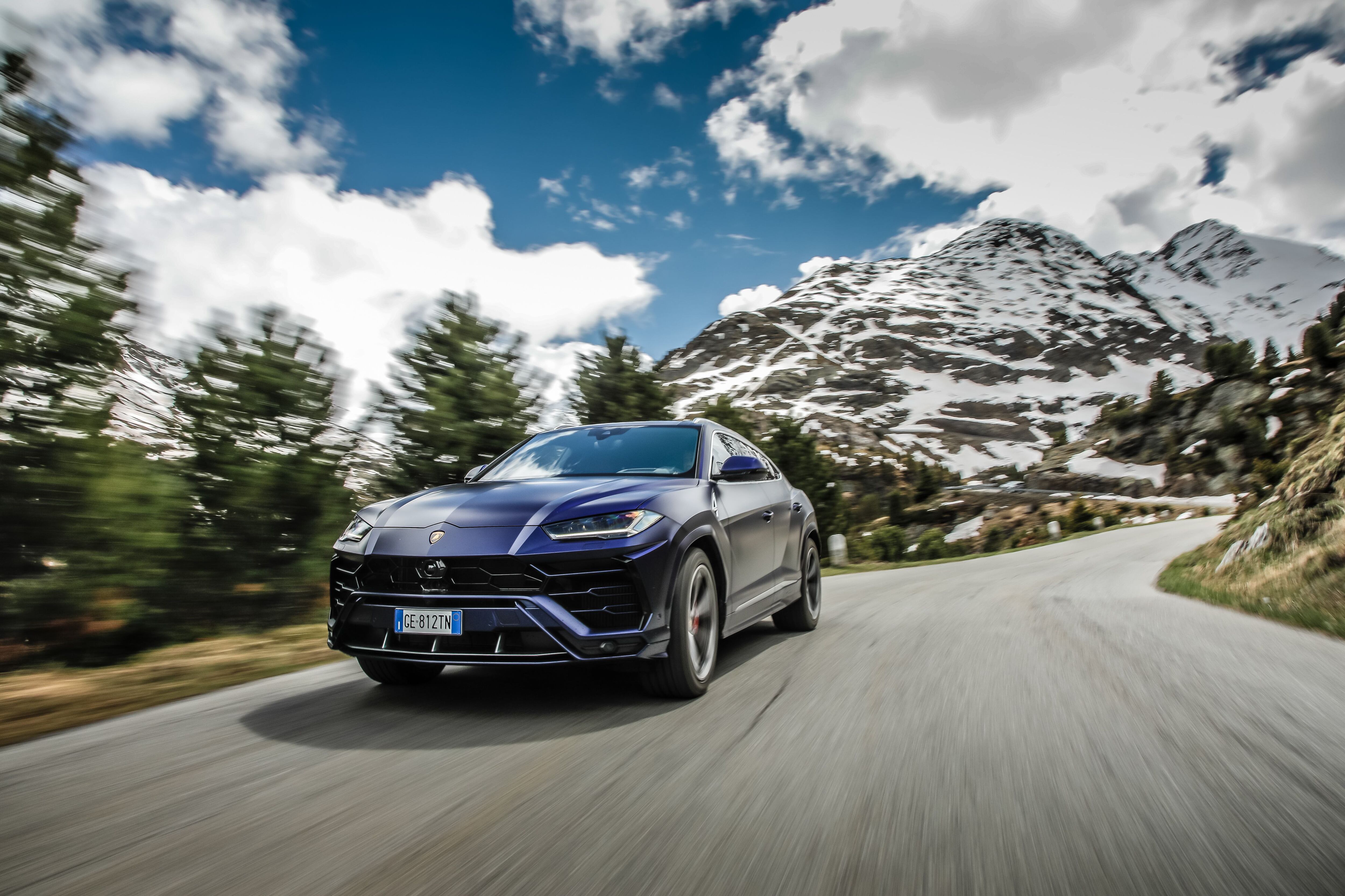 Lamborghini Urus dimostra la sua forza nelle Alpi italiane