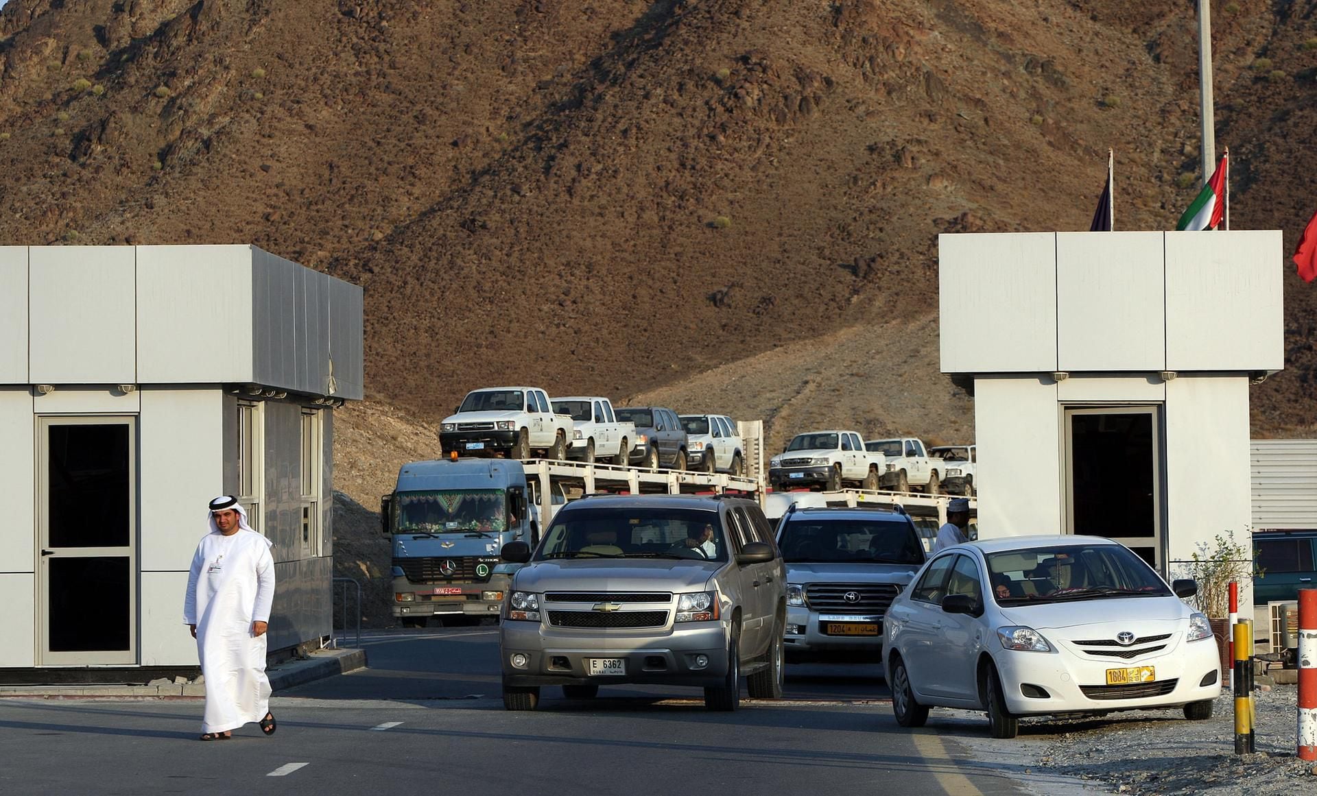 UAE tourists face long queues at Omani borders despite applying for new  eVisa