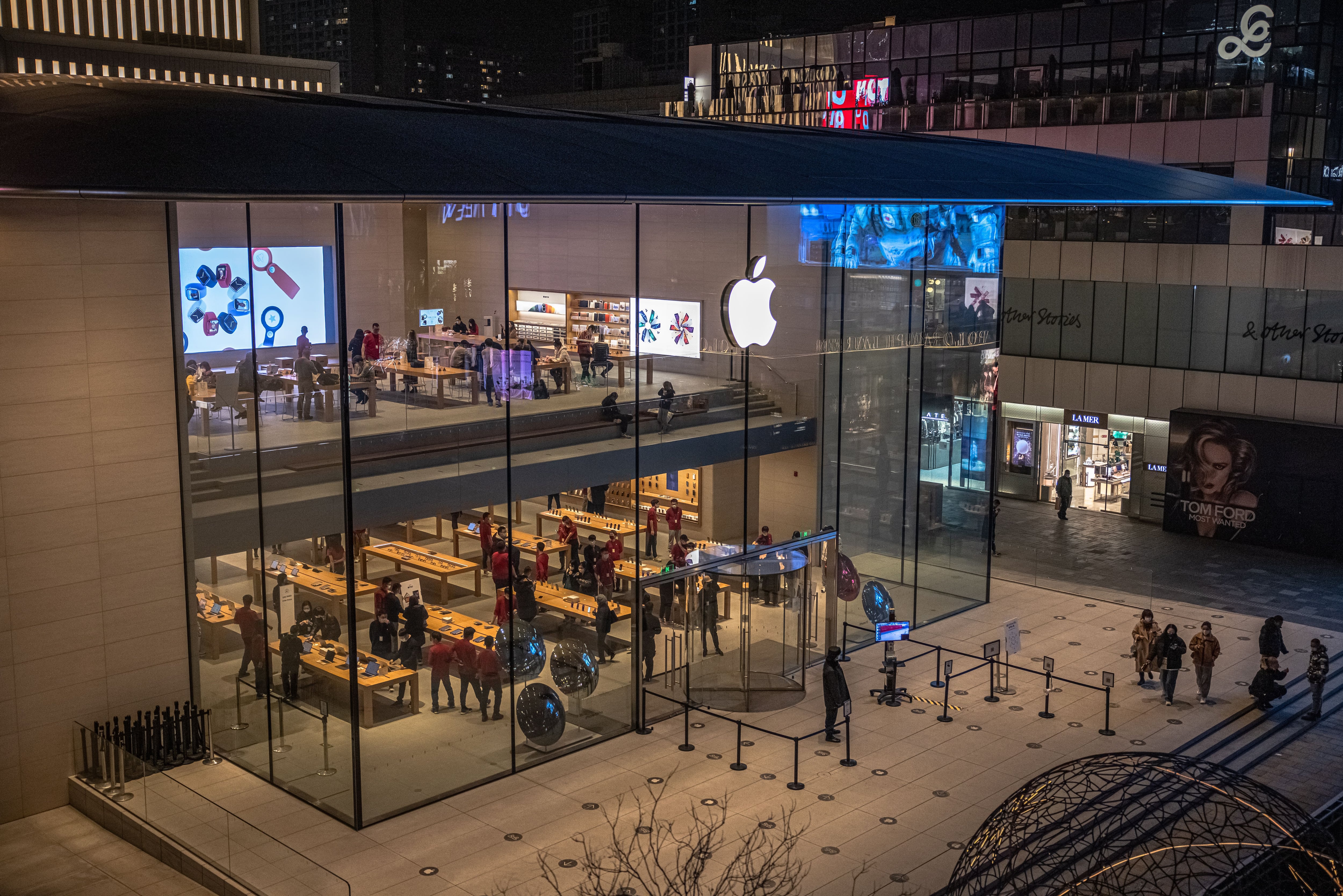 Tata Group plans to open 100 exclusive Apple stores of 500 to 600 sq ft  each across India