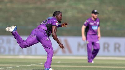 Jerome Taylor of Hobart Hurricanes bowling.