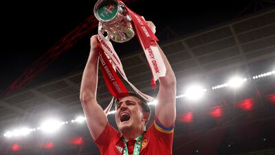 LONDON, ENGLAND - FEBRUARY 26: Harry Maguire of Manchester United celebrates with the Carabao Cup trophy following victory in the Carabao Cup Final match between Manchester United and Newcastle United at Wembley Stadium on February 26, 2023 in London, England. (Photo by Julian Finney / Getty Images)