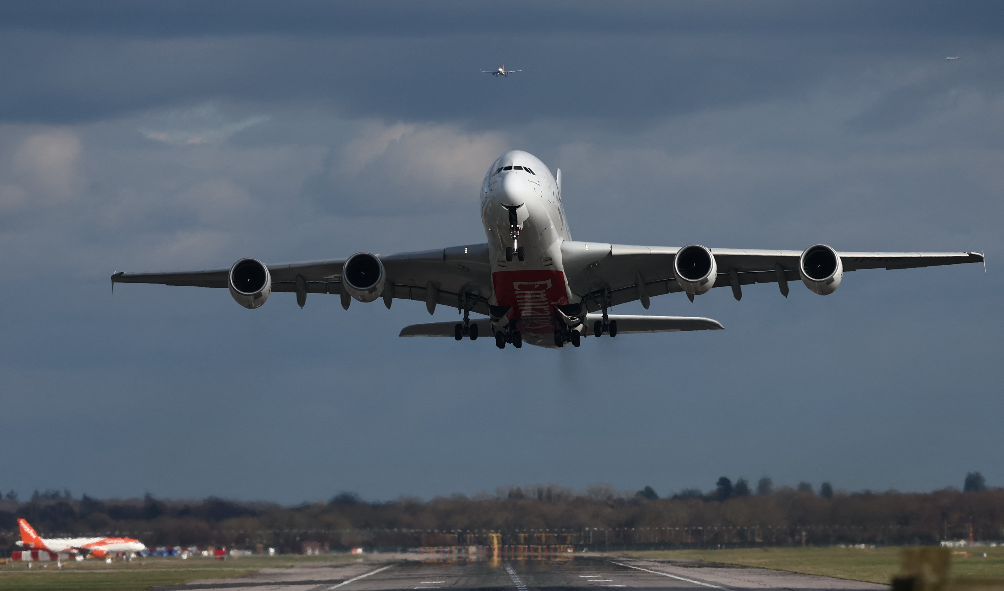 Image linked from the original feed: London's Gatwick Airport to handle 100,000 extra flights a year with new runway
