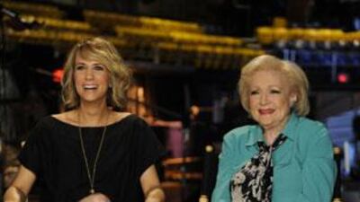 Betty White (right) on the set of Saturday Night Live with Kristen Wiig.
