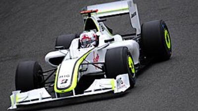 Jenson Button's smooth driving style hampers his ability to heat the tyres in cold conditions.