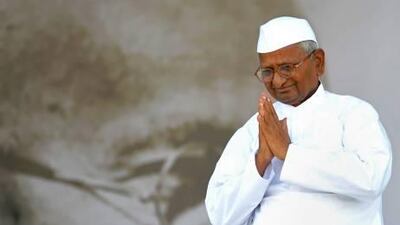 Anna Hazare walks on stage to break his fast on the 13th day of his hunger strike at the Ramilla grounds in New Delhi.