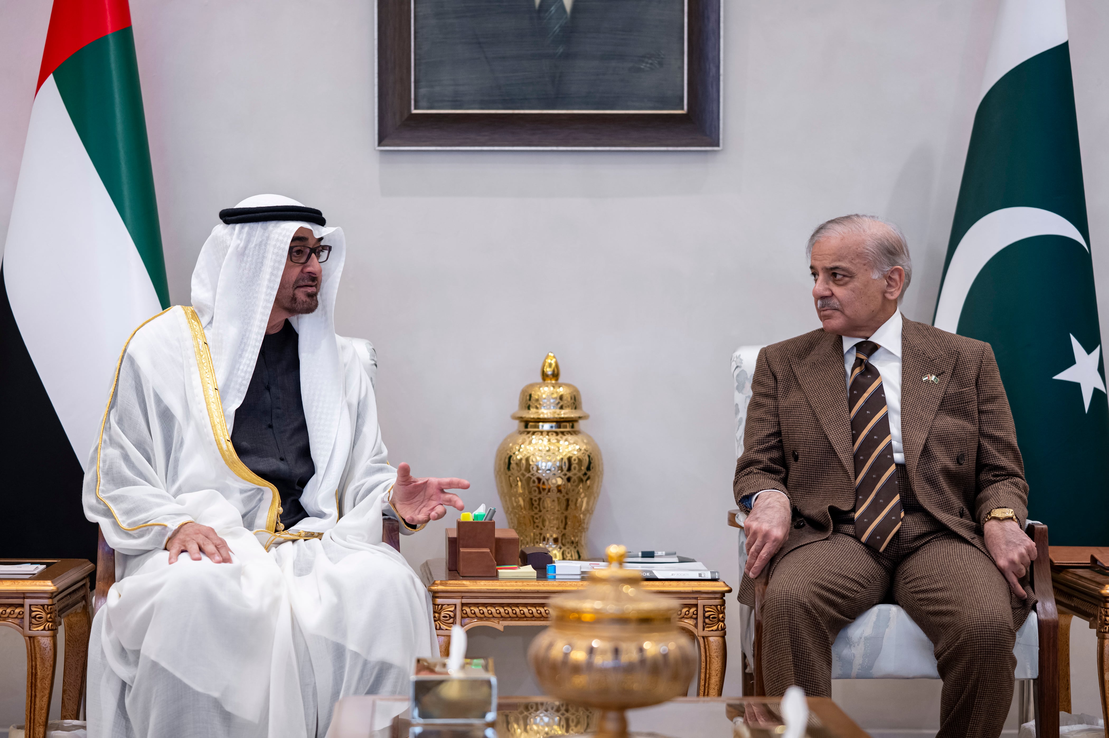 President Sheikh Mohamed holds talks with Pakistan PM Shehbaz Sharif on ...