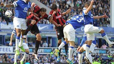 Everton defender Sylvain Distin,left, vies with West Bromwich Albion's Jonas Olsson. Andrew Yates / AFP