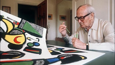 Photo prise le 11 juillet 1981 du peintre catalan Joan Miro, ‚gÈ de 88 ans, devant l'une de ses derniËres lithographies "Espana" ‡ Saint-Paul-de-Vence. Joan Miro est nÈ en 1893 ‡ Barcelone et dÈcÈdÈ le 25 dÈcembre 1983 ‡ Palma de Majorque. Picture taken 11 July 1981 of catalan painter Joan Miro, aged 88, looking at one of his last paintings "Espana" in Saint-Paul-de-Vence, southern France. Joan Miro was born in 1893 in Barcelone and died 25 December 1983 in Palma de Mallorca.
