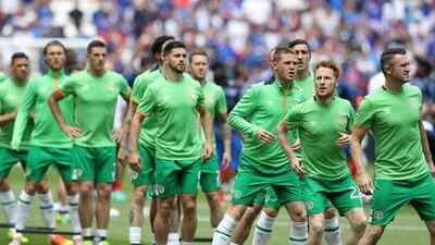 Ireland players warm up ahead the Euro 2016 round of 16 football match between France and Republic of Ireland. Valery Hache / AFP