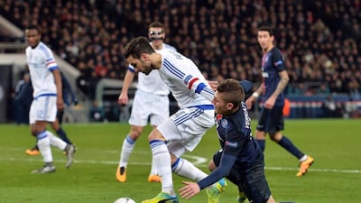 Paris Saint-Germain’s Italian midfielder Marco Verratti (R) vies for the ball with Chelsea’s Spanish midfielder Cesc Fabregas during the Champions League round of 16 first leg football match between Paris Saint-Germain (PSG) and Chelsea FC on February 16, 2016, at the Parc des Princes stadium in Paris. AFP PHOTO / MIGUEL MEDINA