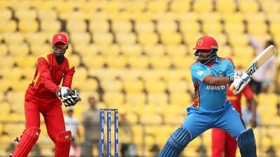 Afghanistan’s Mohammed Shahzad (R)plays a shot past Zimbabwe’s wicketkeper Richmond Mutumbami during The World T20 cricket tournament match between Afghanistan and Zimbabwe at The Vidarbha Cricket Association Stadium in Nagpur on March 12, 2016. / AFP / PRASHANT BHOOT