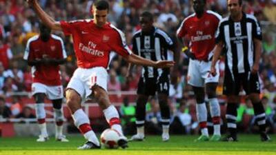 Robin van Persie scores Arsenal's first from the penalty spot.