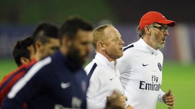 Paris Saint-Germain's (PSG) French head coach Laurent Blanc (R) takes part in a training session at the team's training camp in the Qatari capital Doha, on December 29, 2015 on the eve of their friendly football match against Italian league leaders Inter Milan. AFP PHOTO / KARIM JAAFAR