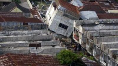 A damaged building is seen on October 3, 2009 in Padang, Indonesia. Wednesday's 7.6 magnitude temblor devastated a stretch of more than 100 kilometres along the western coast of Sumatra island.