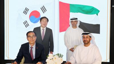 The agreement was signed by Abdullah Al Saleh (R), undersecretary of the Ministry of Economy, and Kim Ki-mun, chairman of the Korea Federation of SMEs. Photo: Ministry of Economy