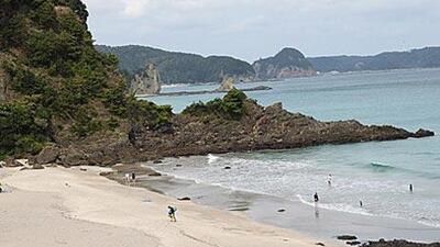 Izu Hanto is one of several remote beaches popular among surfers along the Izu coastline, located between Kisami-Ohama beach and Toji village.