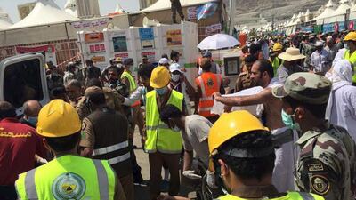 Members of Saudi civil defence try to rescue pilgrims following a crush caused by large numbers of people pushing at Mina. Reuters / Directorate of the Saudi Civil Defence/Handout via Reuters