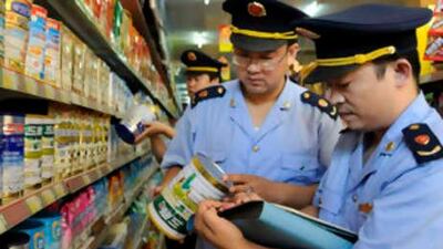 Local industry and commerce administrative bureau personnel check Sanlu formula milk products at a supermarket in Zaozhuang, Shandong province, September 12, 2008. REUTERS/China Daily