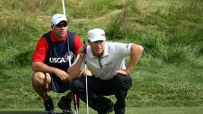 Ricky Barnes, right, lines up his putt on the seventh hole during the second round of the US Open on Saturday.