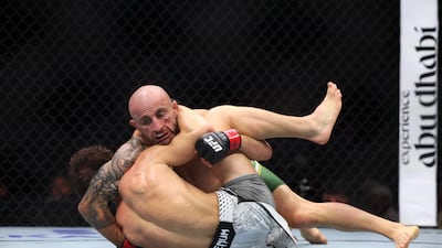Alexander Volkanovski grapples with Movsar Evloev.