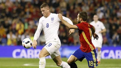 Ross Barkley, left, fights for the ball with Jordi Alba. Morell / EPA
