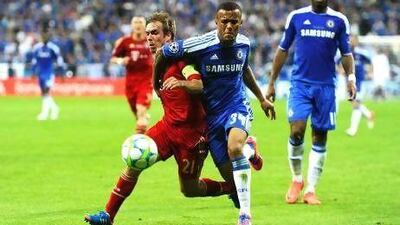 MUNICH, GERMANY - MAY 19: Ryan Bertrand of Chelsea and Philipp Lahm of Bayenr Muenchen fight for the ball during UEFA Champions League Final between FC Bayern Muenchen and Chelsea at the Fussball Arena M‡°nchen on May 19, 2012 in Munich, Germany. (Photo by Mike Hewitt/Getty Images) *** Local Caption *** 144793089.jpg