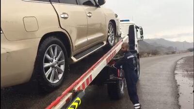 The Dubai Police rescue team managed to extract two cars that were trapped in valleys in Hatta. Dubai Police