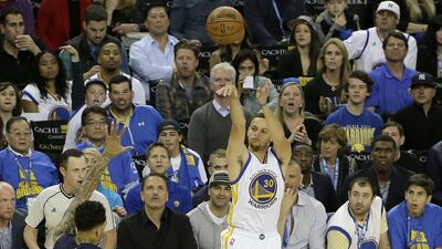 Golden State Warriors guard Stephen Curry (30) shoots a three point basket against the Memphis Grizzlies during the first half of an NBA basketball game in Oakland, California, Wednesday, April 13, 2016. (AP Photo/Jeff Chiu)