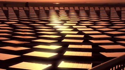 A commercial-scale plant in Sevilla, Spain, that applies central tower receiver and molten salt heat storage technology. Courtesy: Torresol Energy