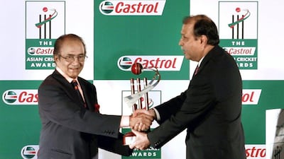 Legendary Pakistani cricketer Hanif Muhammad, left, receives a lifetime achievement award in Karachi, Pakistan, in 2008. (AP file)