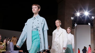 Models walk the runway for the Victoria Beckham SS18 show during New York Fashion Week on September 10, 2017 in New York. / AFP PHOTO / EDUARDO MUNOZ ALVAREZ