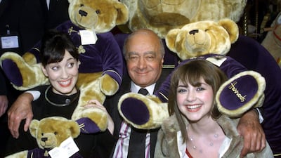 (FILES) Harrods Chairman Mohamed Al Fayed (C) cuddles singers Charlotte Church (R) and Filippa Giordano (L) amongst the teddy bears in the exclusive department store in Knightsbridge, London, 3 January 2001. Tycoon Mohamed Al-Fayed, a controversial billionaire and the father of Dodi who was killed along with Princess Diana in 1997, has died aged 94 his family said in a statement Friday, September 1, 2023. (Photo by Adrian DENNIS / AFP)