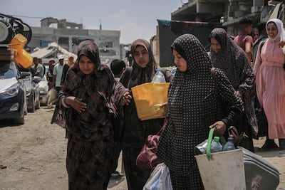 Displaced Palestinians leave the southern neighbourhoods after Israeli military orders to evacuate parts of the city in Khan Younis. Bloomberg