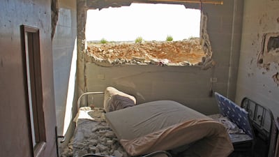A picture taken on September 19, 2017 shows hospital beds covered in rubble and debris following a reported air strike by Syrian government forces in the village of Al-Tahh, in the northwestern Idlib province. / AFP PHOTO / Omar haj kadour