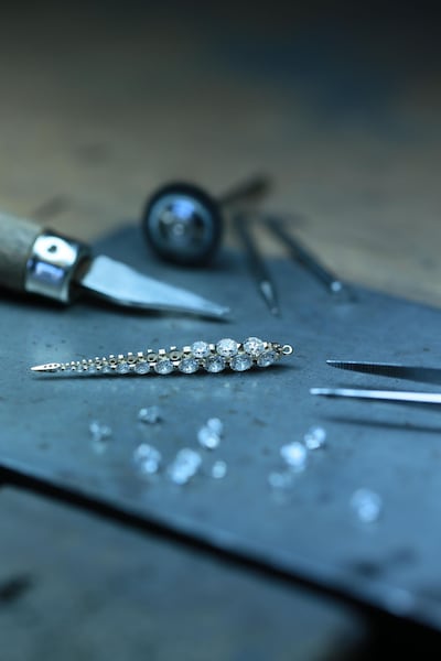 Creoles earrings made using the floating Les Merveilles technique