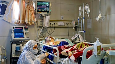 An Iranian medic treats a patient infected with the COVID-19 virus at a hospital in Tehran on March 1, 2020. AFP PHOTO / HO / MIZAN NEWS AGENCY