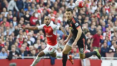 Michael Carrick, right, was part of the Manchester United team comprehensively beaten by Arsenal on Sunday. Dylan Martinez / Reuters