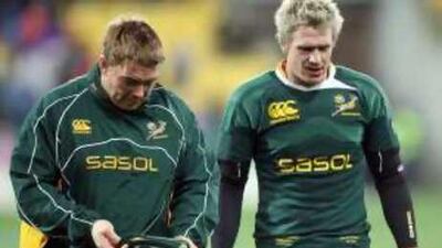 The injured South African captain John Smit, right, with teammate Jean de Villiers has criticised the tactics of New Zealand ahead of tomorrow's Tri Nations game.