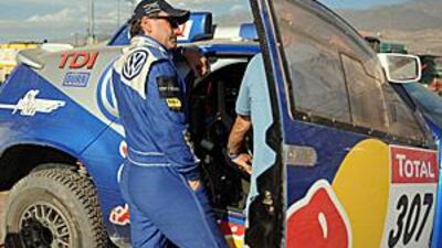Carlos Sainz chats with a teammate at the bivouac in Fiambala, Argentina, on Jan 14, 2009, after their arrival from Copiapo. The 11th stage was cancelled and Sainz retired during the 12th.