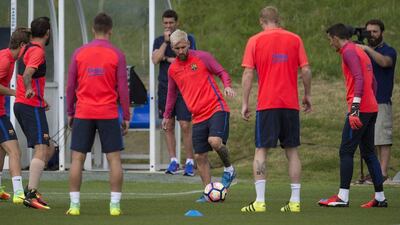 Barcelona’s Lionel Messi (C) takes part in a team training session at St George’s Park near Burton-on-Trent, central England, on July 27, 2016. Oli Scarff / AFP