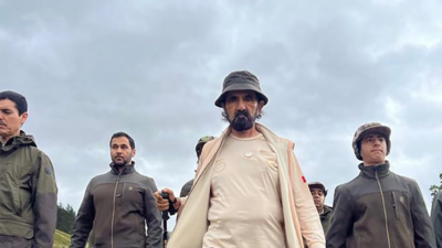 The Ruler of Dubai and his entourage also took a hike in the countryside