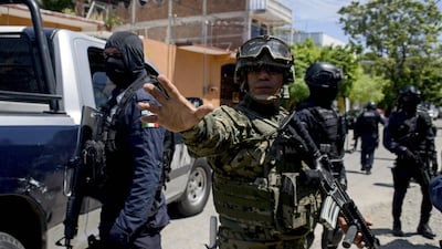 Mexican Navy members and Federal policemen take part in an operation in Acapulco, state of Guerrero, Mexico, on September 25, 2018. Mexican military forces arrested three police officers of the Mexican resort of Acapulco and took control of the local Public Security Secretariat due to possible leaks of organized crime in the institution, authorities confirmed / AFP / FRANCISCO ROBLES
