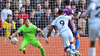 Pierre-Emerick Aubameyang beats Crystal Palace's Spanish goalkeeper Vicente Guaita to score. AFP