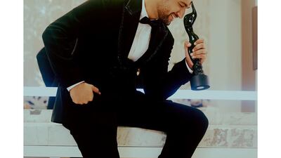 Actor Vicky Kaushal with his Best Actor (Critics') award for 'Sardar Udham'. Photo: Instagram / vickykaushal09