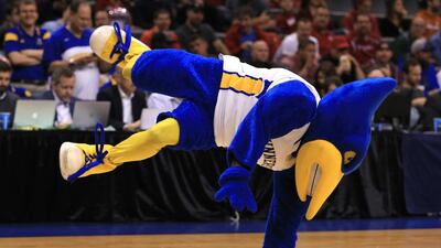OKLAHOMA CITY, OKLAHOMA - MARCH 18: The Cal State Bakersfield Roadrunners mascot performs on the court during a break in the game against the Oklahoma Sooners in the first round of the 2016 NCAA Men's Basketball Tournament at Chesapeake Energy Arena on March 18, 2016 in Oklahoma City, Oklahoma. Tom Pennington/Getty Images/AFP== FOR NEWSPAPERS, INTERNET, TELCOS & TELEVISION USE ONLY ==