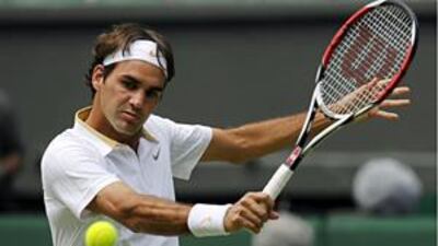 The world No 2 Roger Federer dropped his first set of these championships against Philipp Kohlschreiber but still overcame the German three sets to one.