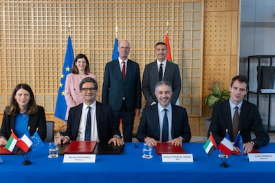 From left to right standing: French Minister Clara Chappaz, French Minister Eric Lombard, HE Khaldoon Al Mubarak (EAA). From left to right sitting : Laura Chaubard (Ecole Polytechnique), Nicolas Dufourcq (BPI), Ahmed Yahia Al Idrissi (MGX), Arthur Mensch (Mistral AI). Photo: MGX