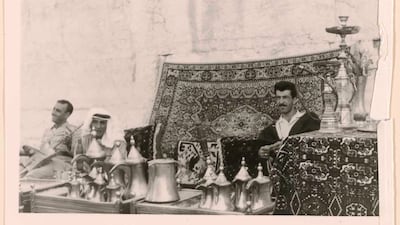 Sommerreise in den Nahen Osten (Summer Trip to the Near East). Merchants and a musician playing a guembri in Lebanon, 1966