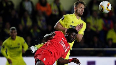 Liverpool’s Ivorian defender Kolo Toure (bottom) vies with Villarreal’s forward Roberto Soldado (top) during the UEFA Europa League semi-finals first leg football match Villarreal CF vs Liverpool FC at El Madrigal stadium in Vila-real on April 28, 2016. / AFP / JOSE JORDAN