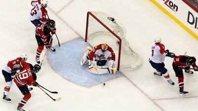 The Florida Panthers, in white, beat the New Jersey Devils 4-3.